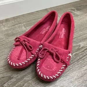 NEW MINNETONKA × Hello kitty Kawaii Pink Leather Moccasins New